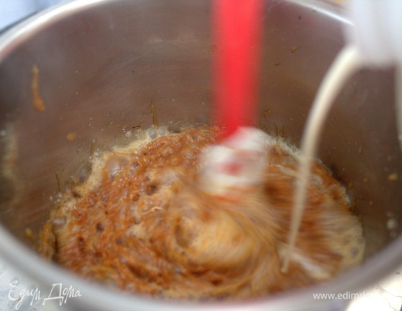 Влить тонкой струйкой сливки. Если добавить щепотку-две соли, получим соленую карамель. И так, и так вкусно,м ы пробовали!