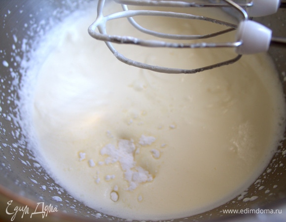 Для крема взбить сливки и пудру.