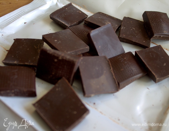 Поломать шоколад.