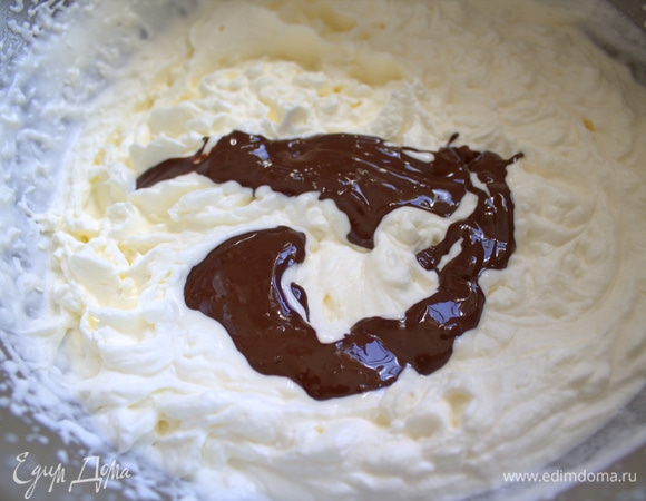 Растопить на водяной бане и добавить шоколад в крем.