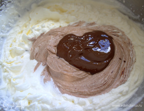 Далее партиями вливаем шоколад.