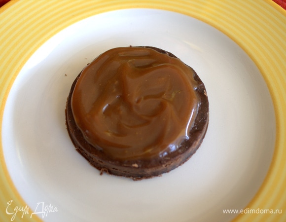 Сборка: на кружок коржа наносим карамель.