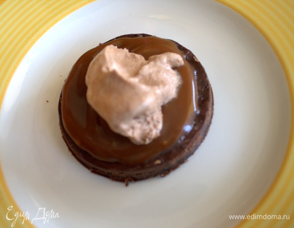 Далее — крем. На него можно ягодки.