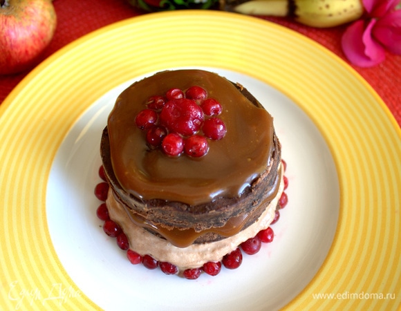 Украшаем брусникой или вишней.