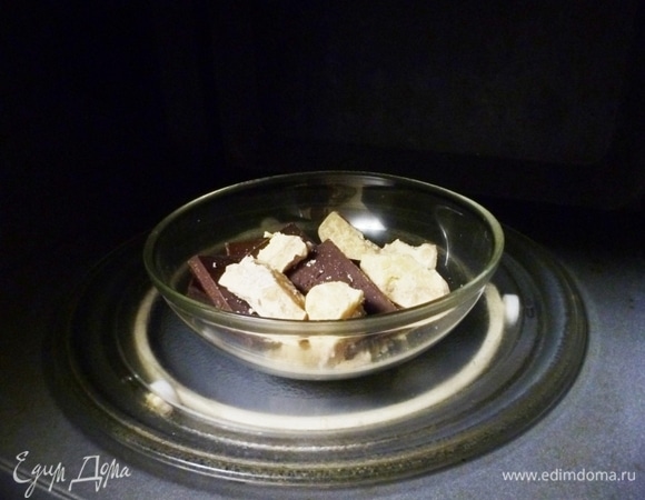 Шоколад и масло какао растопить в микроволновке или на водяной бане.