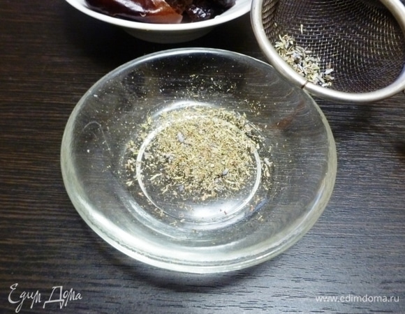 Лаванду растереть пестиком и просеять через ситечко, чтобы удалить крупные частицы.