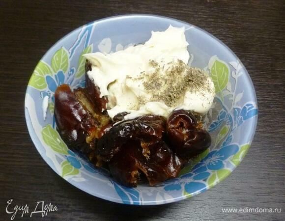 Смешать в миске финики, плавленый сливочный сыр, лаванду.