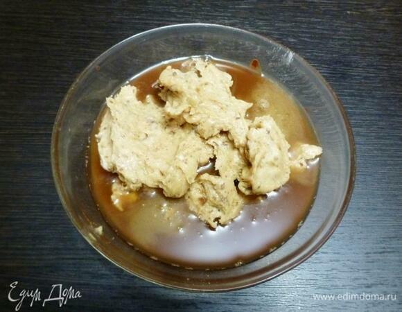 Добавить финиковую массу в растопленный шоколад с маслом какао.