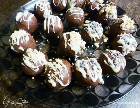 Чтобы конфеты были одинаковые, их нужно взвешивать. У меня вес каждой конфеты — 15 г, из этого количества ингредиентов получилось 13 штук. Украсить по желанию. Я полила растопленным белым шоколадом и посыпала кунжутом, грецкими орехами и бутонами лаванды.