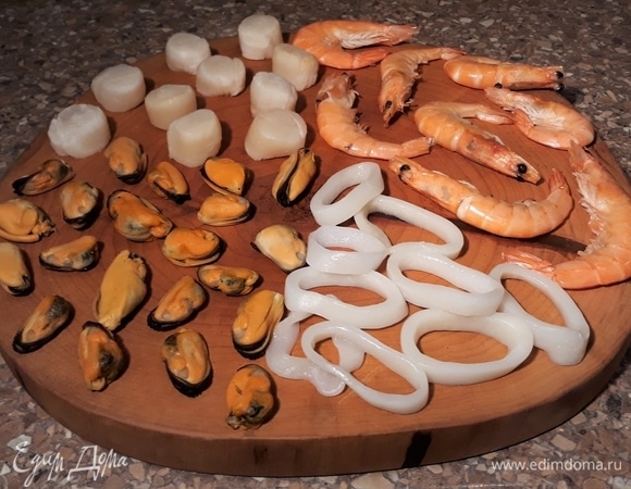 Морепродукты разморозить. Креветки очистить от панциря и убрать кишечную вену, у мидий убрать «бороду», чтобы хорошо жевались.
