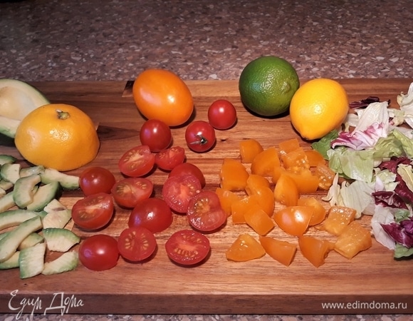 Помидоры черри нарезать пополам. Желтые помидоры нарезать в размер половинок черри. Авокадо очистить, убрать косточку и нарезать тонкими слайсами, сбрызнуть лимонным соком, чтобы не потемнели. Салатный микс (айсберг, романо, радиккьо) достать из упаковки.