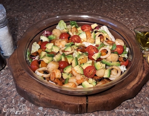 В емкости соединить морепродукты и зелень. Добавить помидоры, авокадо. Посолить, поперчить. Заправить лимонным соком и оливковым маслом. Перемешать.