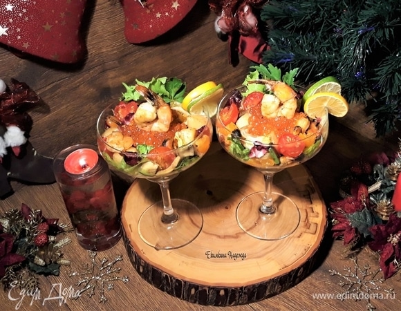 Салат переложить в бокалы. Добавить красную икру, креветки, зелень и дольки цитрусовых. С Новым годом и счастливого, веселого Рождества!