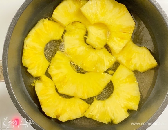 Подготовим ананас. 100 грамм сахара смешать с водой и довести до кипения. Добавить ломтики ананаса. Варить 15 минут до размягчения.