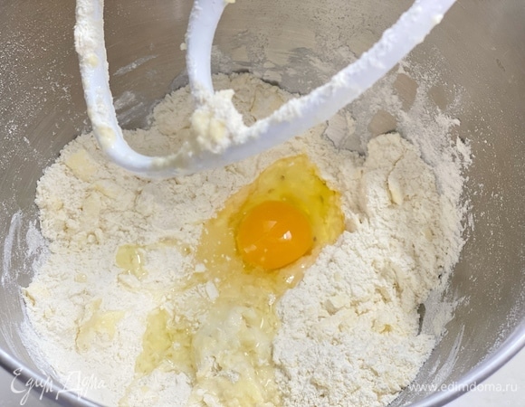 Холодное сливочное масло нарезать в чашу миксера и смешать с сухими ингредиентами до состояния хлебной крошки.