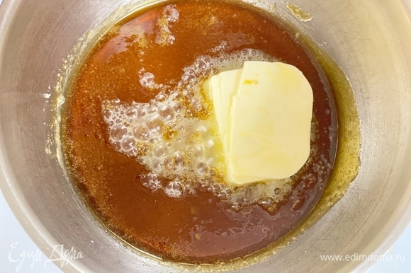 Оставшийся сахар растопить в кастрюле до карамельной массы. Снять с огня и добавить масло. Перемешать до однородности.