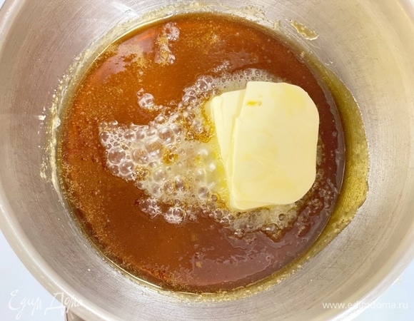 Оставшийся сахар растопить в кастрюле до карамельной массы. Снять с огня и добавить масло. Перемешать до однородности.