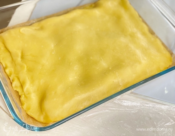 Сверху накрыть тестом, раскатав его в пласт толщиной 5 мм. Выпекать 18–20 минут при 230°C до золотистой корочки. Перевернуть готовый пирог на блюдо фруктами вверх.