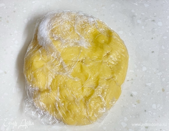 Добавить яйцо. Влить ледяную воду и сок лимона. Очень быстро соединить тесто в шар. Главное — не дать таять маслу. Убрать готовое тесто в холодильник на 30 минут.