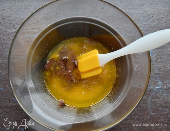 Масло сливочное соединить с шоколадом и растопить, воспользовавшись микроволновкой или водяной баней. Перемешать и дать время массе остыть.