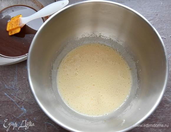 Яйца соединить с сахаром и взбить до густой белой массы. Продолжая взбивать, ввести растопленное сливочное масло и шоколад.
