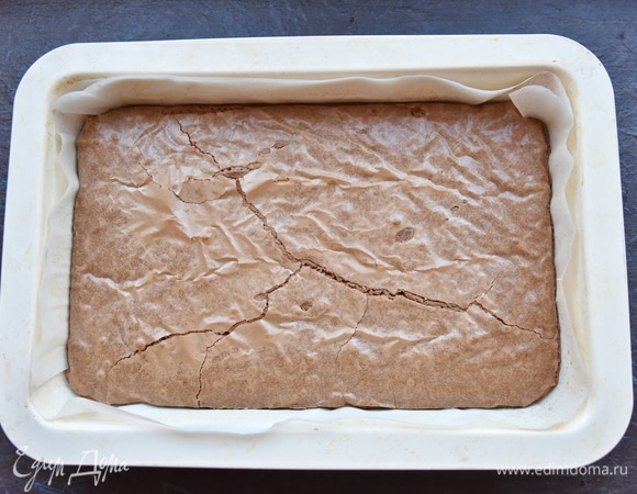 Выпекать брауни в духовке, разогретой до 170°C, 30–35 минут. У меня большая форма примерно 20  х30 см, если хотите более высокий десерт, воспользуйтесь формой меньшего размера. Время выпечки зависит от духовки и желаемой текстуры внутри десерта. Дать десерту остыть и украсить по желанию. Можно нарисовать новогодние картинки с помощью глазури из сахарной пудры и лимонного сока.