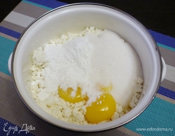 Разделить яйца на белки и желтки. Белки пока отложить. Смешать творог, крахмал, желтки, сахар, соль, сметану, ванилин и разрыхлитель теста.