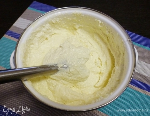 Блендером пробить все до однородности и пышности.