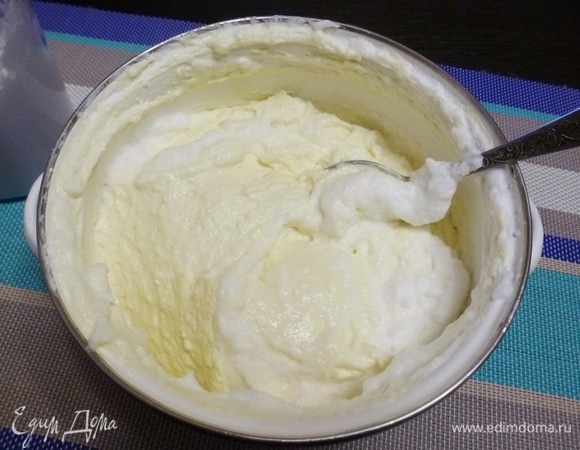 Взбить белки в крепкую пену и аккуратными движениями снизу вверх подмешать в два захода к тесту.