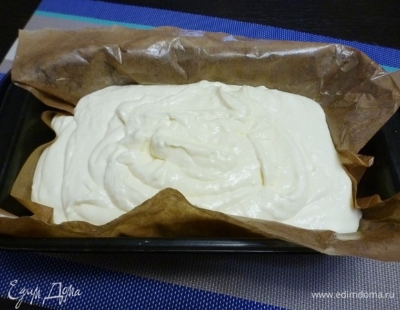 Бумагу для выпечки смазать сливочным маслом и уложить в форму. Вылить тесто и разровнять лопаткой. Заранее разогреть духовку до 180°C. Поставить форму в духовку и запекать 45–50 минут.