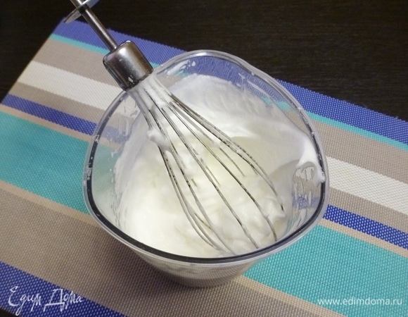 Взбить жирные сливки с 2 ст. л. сахарной пудры и украсить остывшую запеканку. Посыпать брусникой.