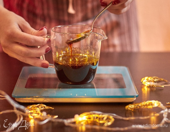 Постоянно помешивая, уварите сироп до 110°C. Перелейте в баночку, остудите. Хранится хорошо в плотно закрытой емкости.