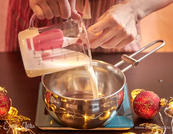 Из общего количества взять 150 мл сливок. Смешать их с сиропом глюкозы, кофейным сиропом и нагреть на небольшом огне до первых пузырьков.