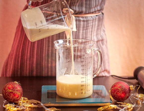 Добавить оставшиеся холодные сливки (230 мл).