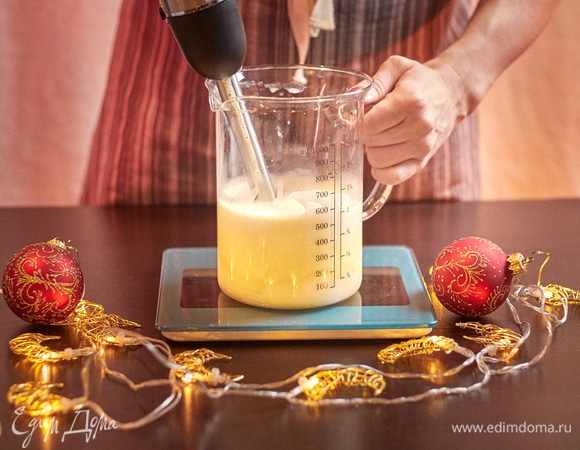 Снова пробить блендером. Не пренебрегайте данным этапом, даже если кажется, что можно просто хорошо перемешать. Тут мы не просто перемешиваем, а делаем своего рода эмульсию, ведь шоколад жирнее сливок, и просто так их между собой подружить не получится.