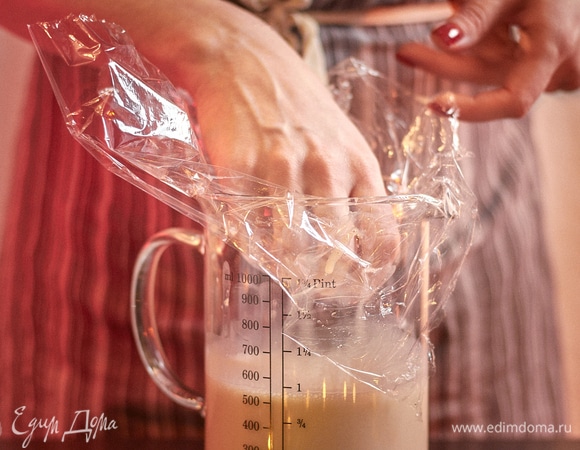 Накрыть пленкой в контакт и убрать в холодильник на ночь. Не меньше.