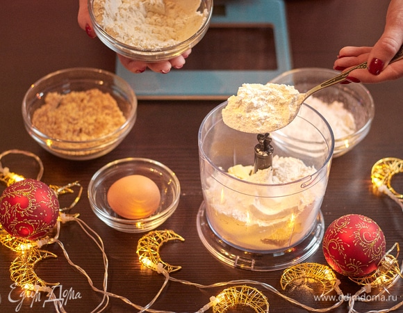 Замороженное рубленое масло смешать с мукой в чаше блендера. Или воспользуйтесь кухонной машиной KENWOOD.