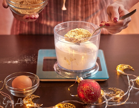 Туда же добавить миндальную муку и сахарную пудру.