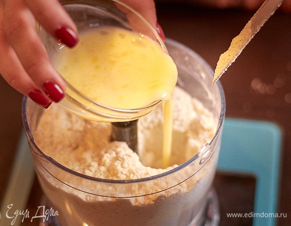 Яйцо перемешайте до объединения и влейте в тесто нужное количество.