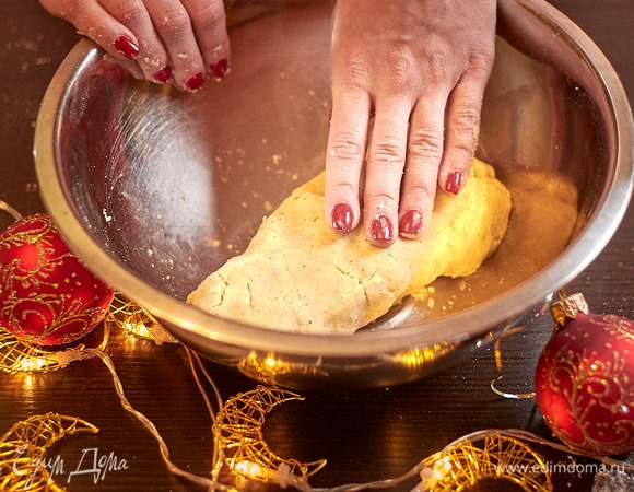 Смешать в чаше, а потом крошку высыпать в миску и собрать в комок. Сильно не мнем, чтобы не развивался глютен, иначе тесто будет жестким.