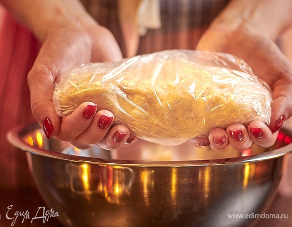 Завернуть в пленку и положить в холодильник. Минимум на 3 часа, а можно на ночь.