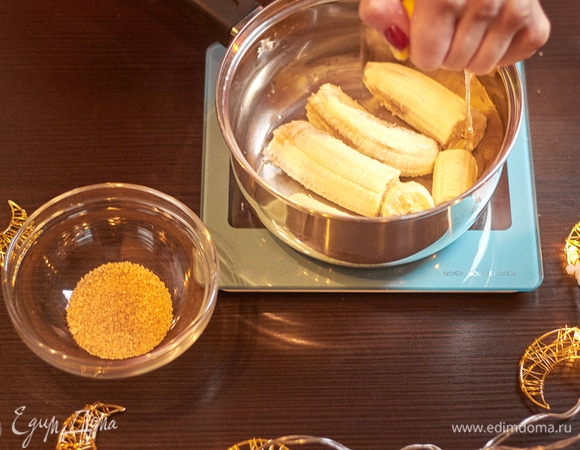 Желатин замочить в ледяной воде. К банану добавить сок лимона, чтобы не потемнел.