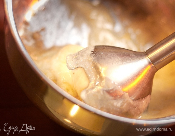 Пробить блендером. Если останутся кусочки, не страшно, так будет текстурнее.