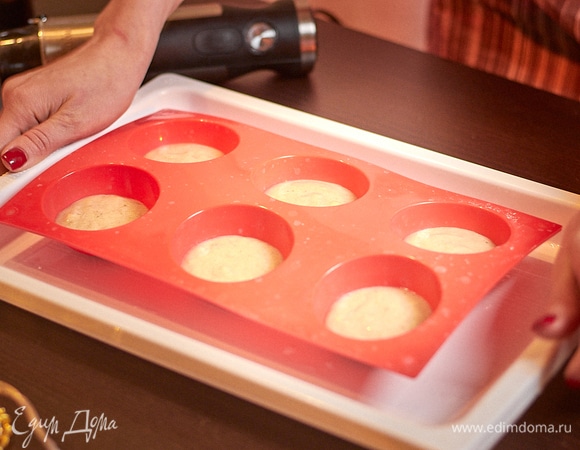 В формы-полусферы положить по 2 ч. л. бананового пюре, заморозить. Это будет начинка. Диаметр сферы — 6 см.