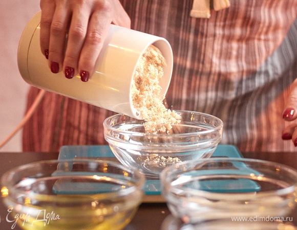Из обжаренного фундука я сделала муку в блендере. Также можно воспользоваться кухонной машиной KENWOOD.
