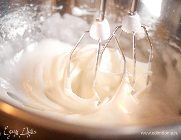 Белки взбить с сахаром и щепоткой соли до крепкой пены.