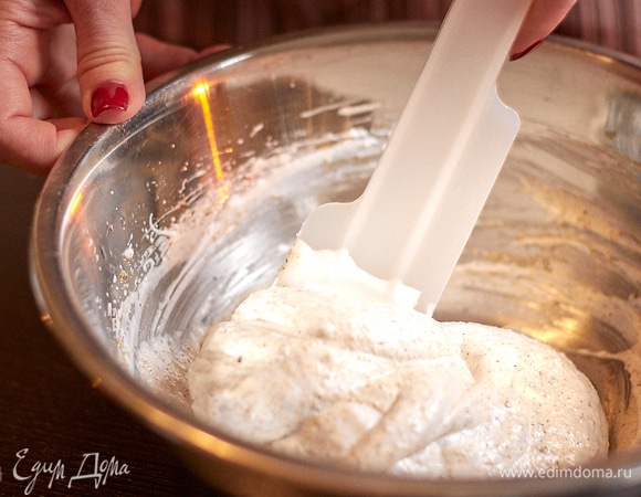 Лопаточкой вмешать фундучную муку.