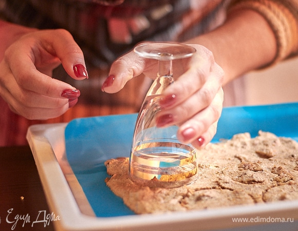 Остудить, заморозить и вырезать вырубкой диаметром 5,5 см кружочки.