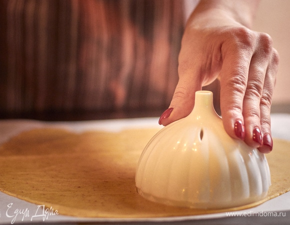 Подобрать вырубку диаметром больше основы-полусферы. Моя форма — 6,5, а вырубка — около 7,5 см.