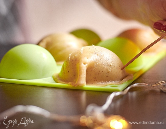 Накрыть форму тестом, придать вид скорлупки ореха, зубочисткой нанести похожий узор.